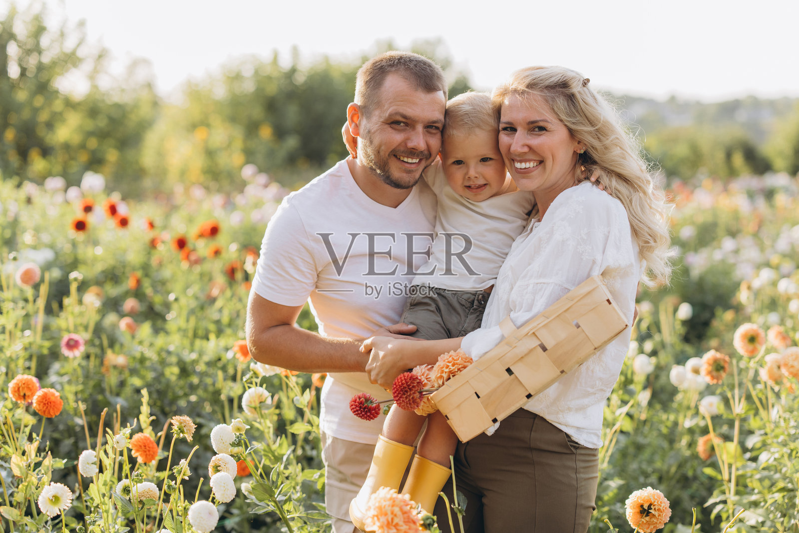 大丽花花园里的家庭肖像照照片摄影图片