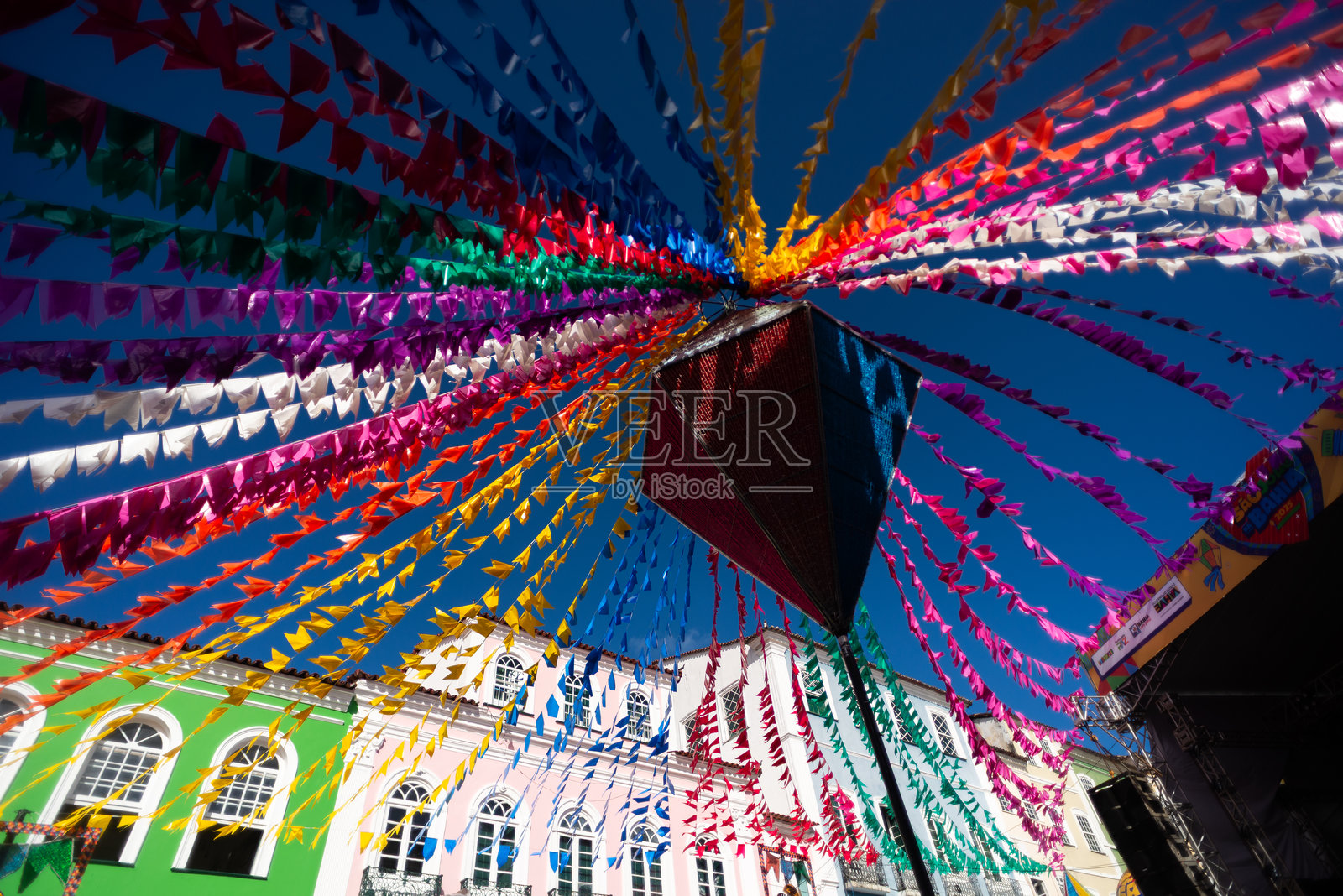 巴西萨尔瓦多皮洛里尼奥圣约翰节的彩色横幅装饰景观照片摄影图片
