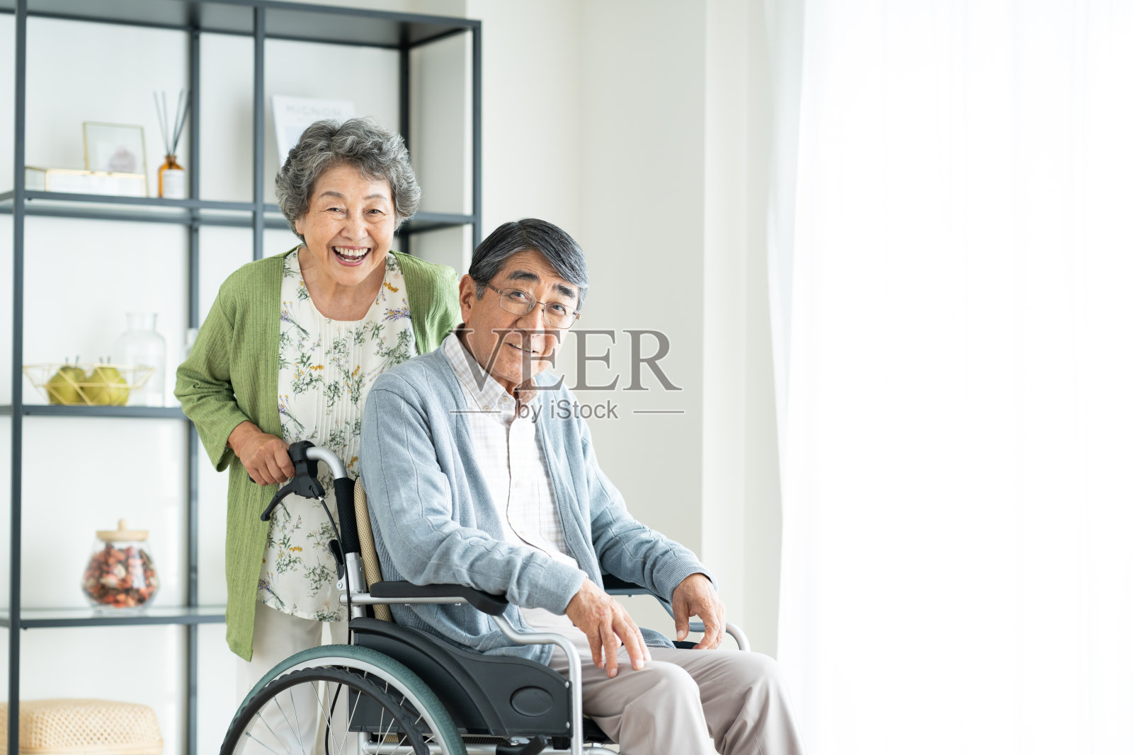 年长的夫妇提供家庭护理照片摄影图片