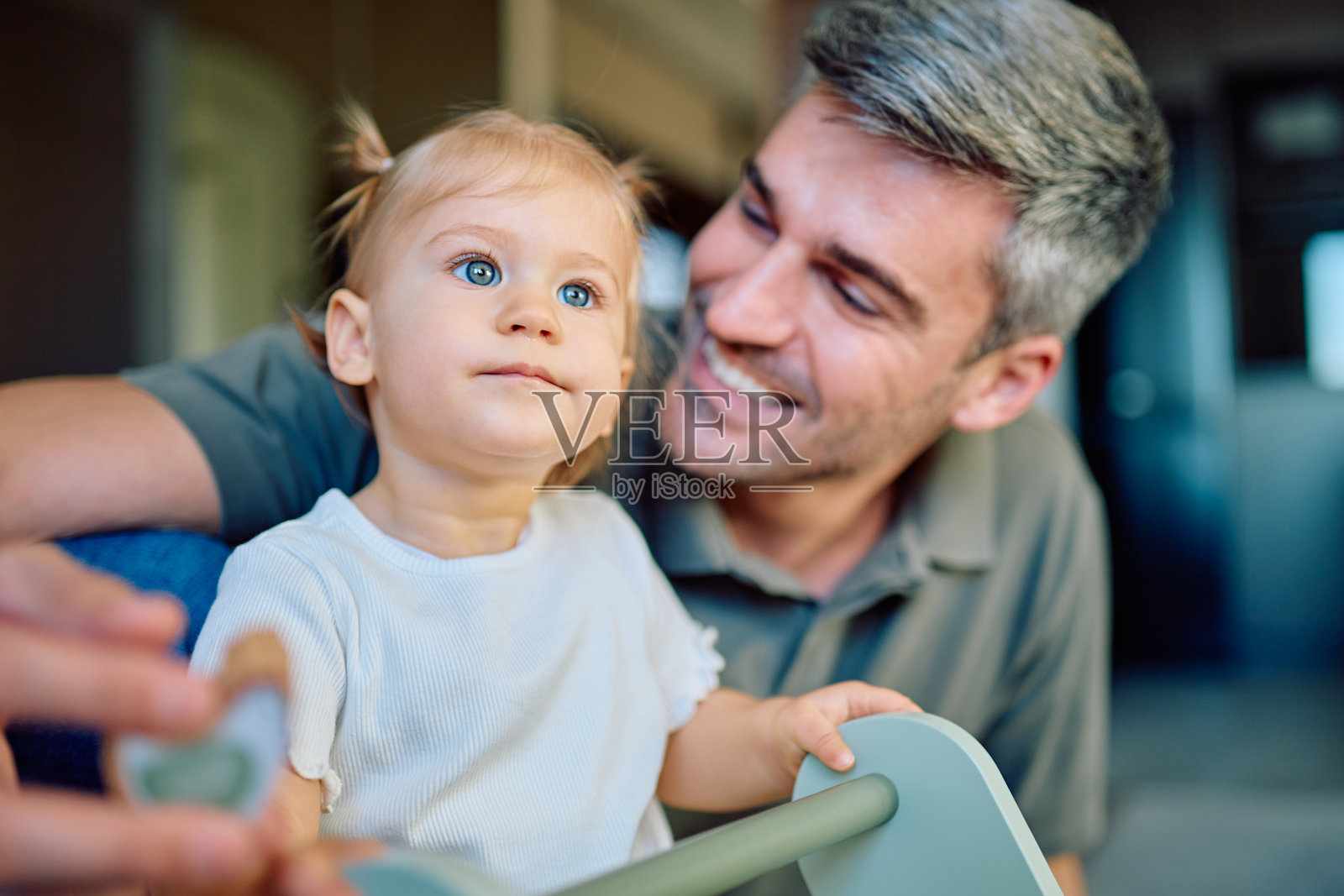 爸爸在家和开心的幼儿女儿玩耍照片摄影图片