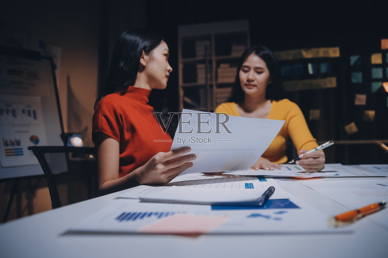 商务人士在高层办公室用笔记本电脑加班照片摄影图片