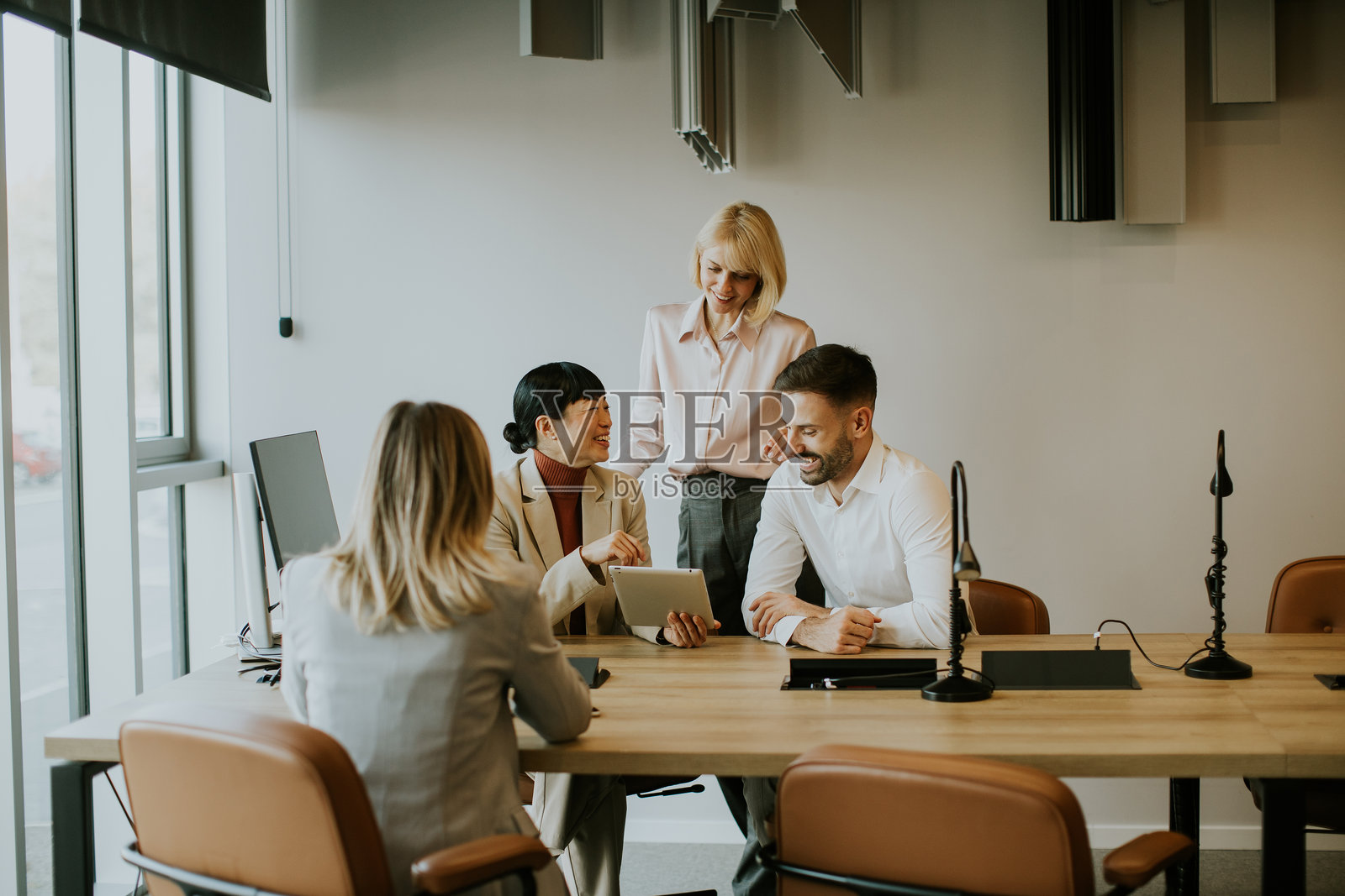 现代办公室里，团队成员在高效会议中协作照片摄影图片