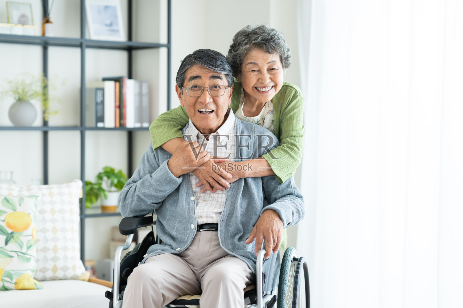 坐轮椅的老年夫妇提供居家护理照片摄影图片