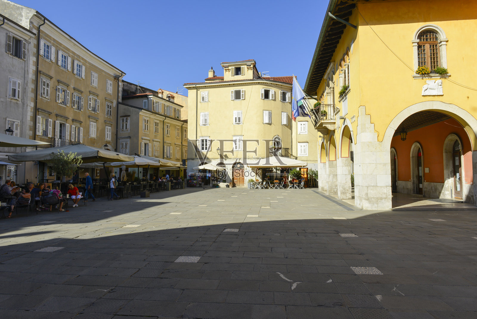 意大利穆贾，欧洲 - 2025年9月20日：穆贾镇广场上的每周市集。该镇的建筑风格深受其威尼斯和奥地利历史的影响。照片摄影图片