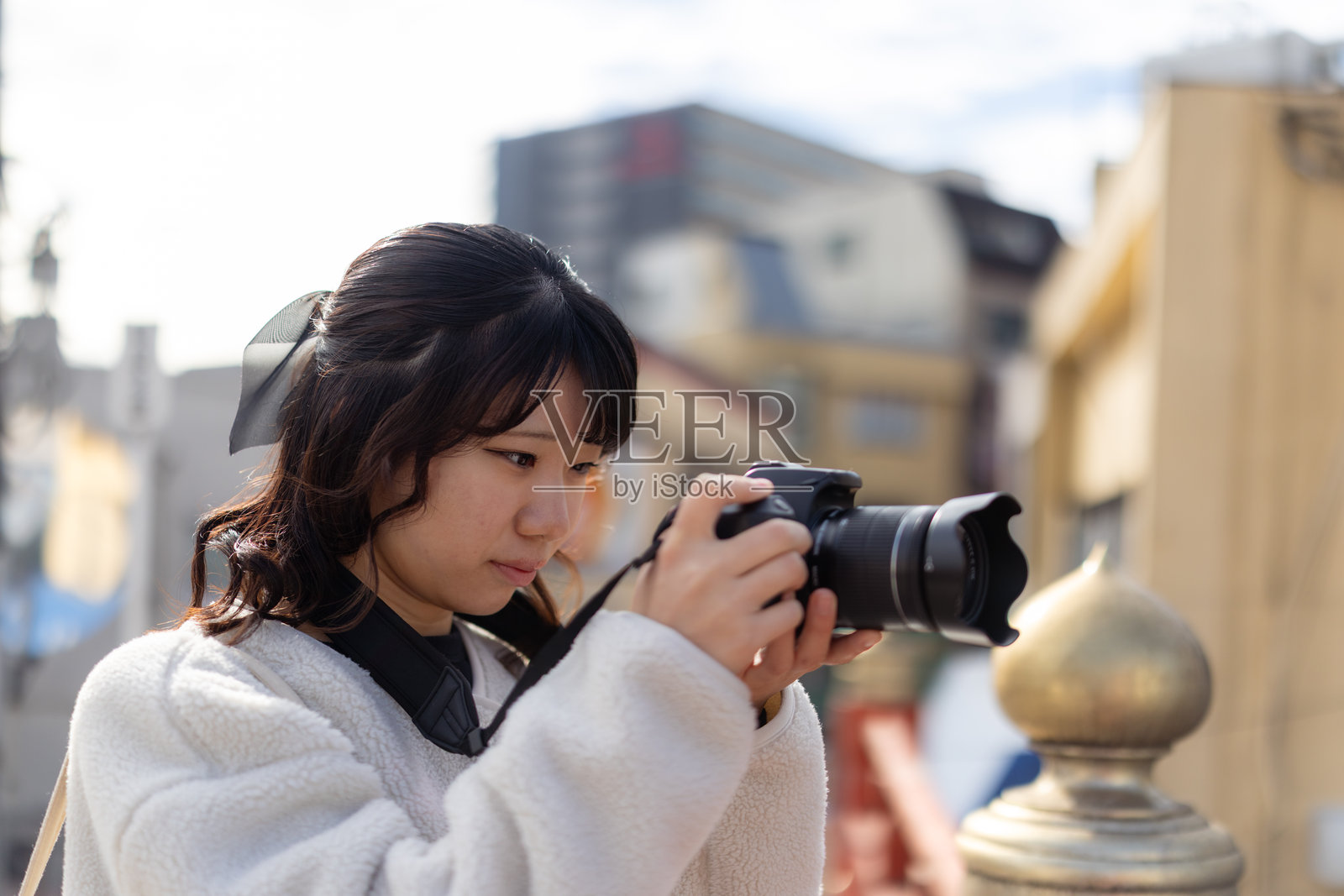 年轻的女游客在旅游目的地拍照照片摄影图片