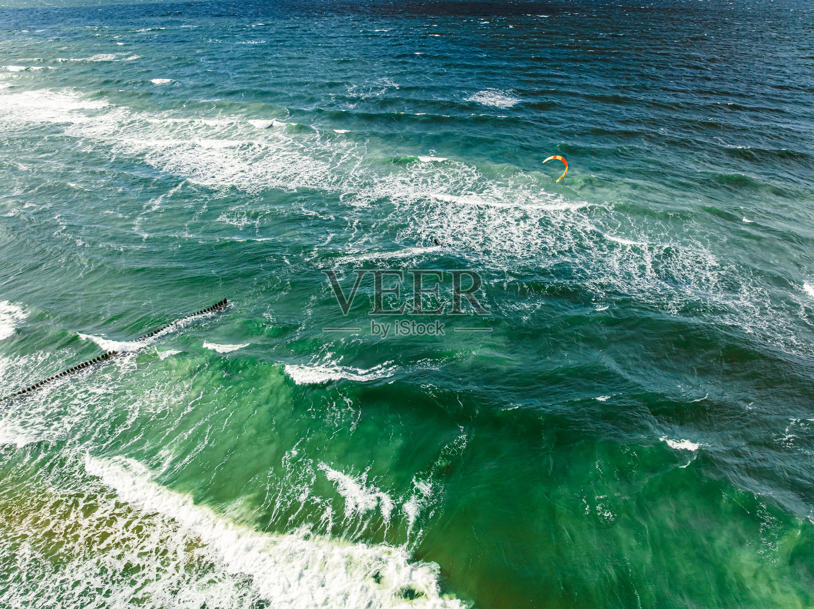 波罗的海大浪中的出色风筝冲浪者。照片摄影图片