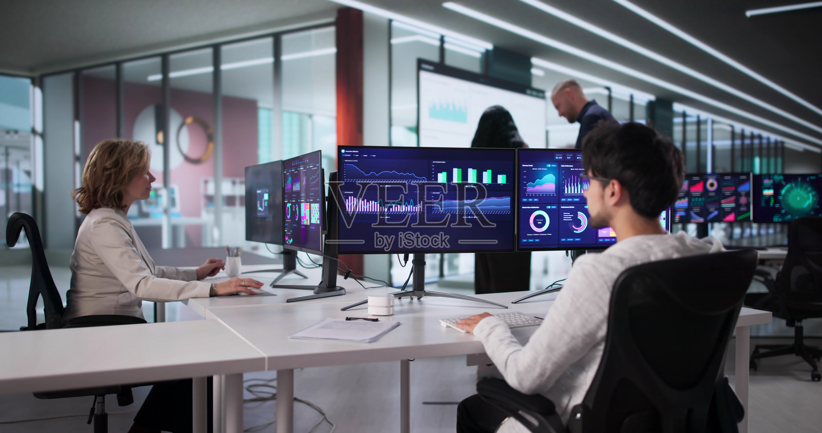 资深业务分析师使用KPI仪表板照片摄影图片