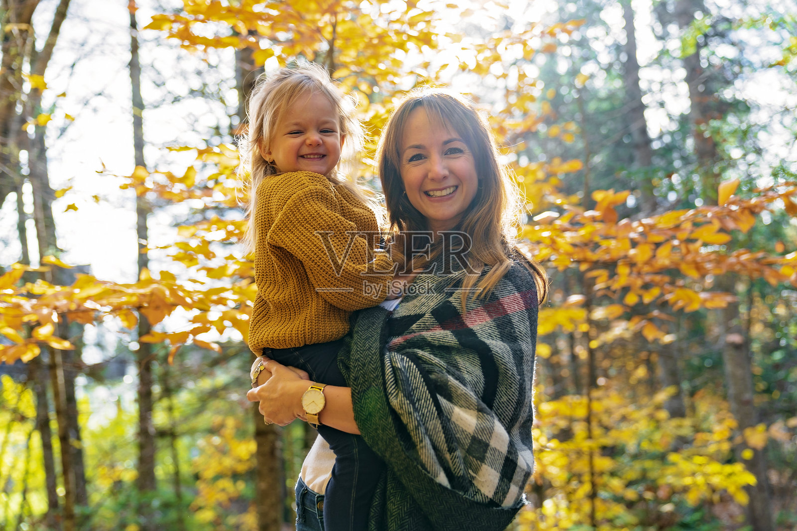 秋季公园里，女儿和她的母亲照片摄影图片