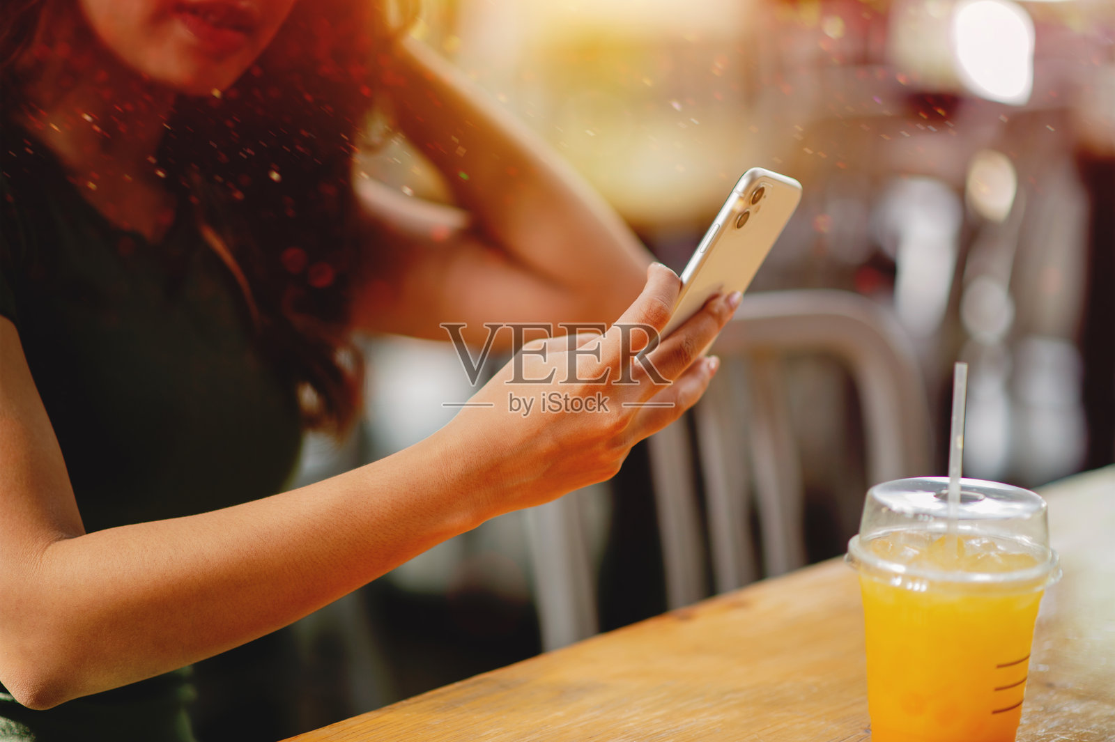 通过智能手机进行在线沟通、社交媒体和网络社交、在线购物和银行交易。照片摄影图片