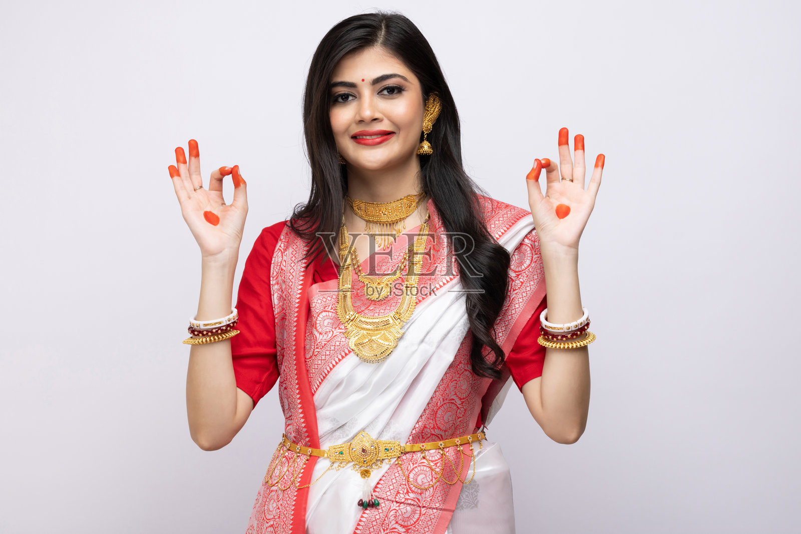 身着传统服装的漂亮孟加拉年轻女孩，白色背景素材照片照片摄影图片