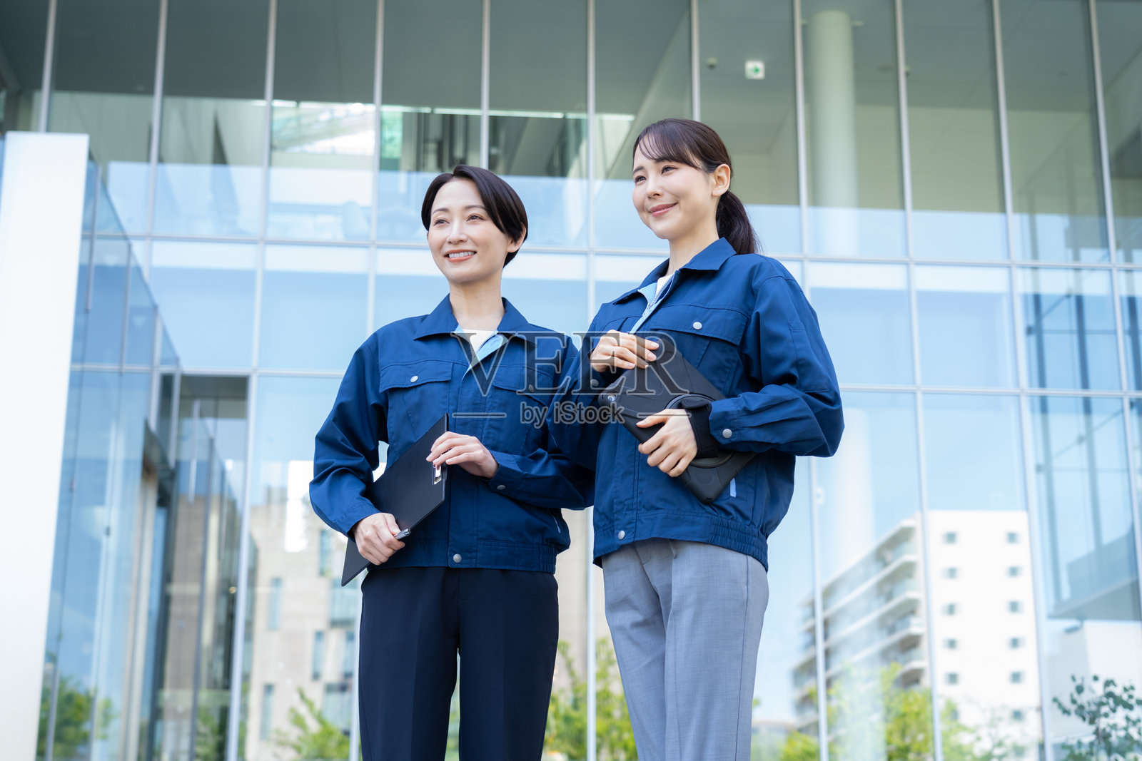 女性工程师进行建筑维修照片摄影图片