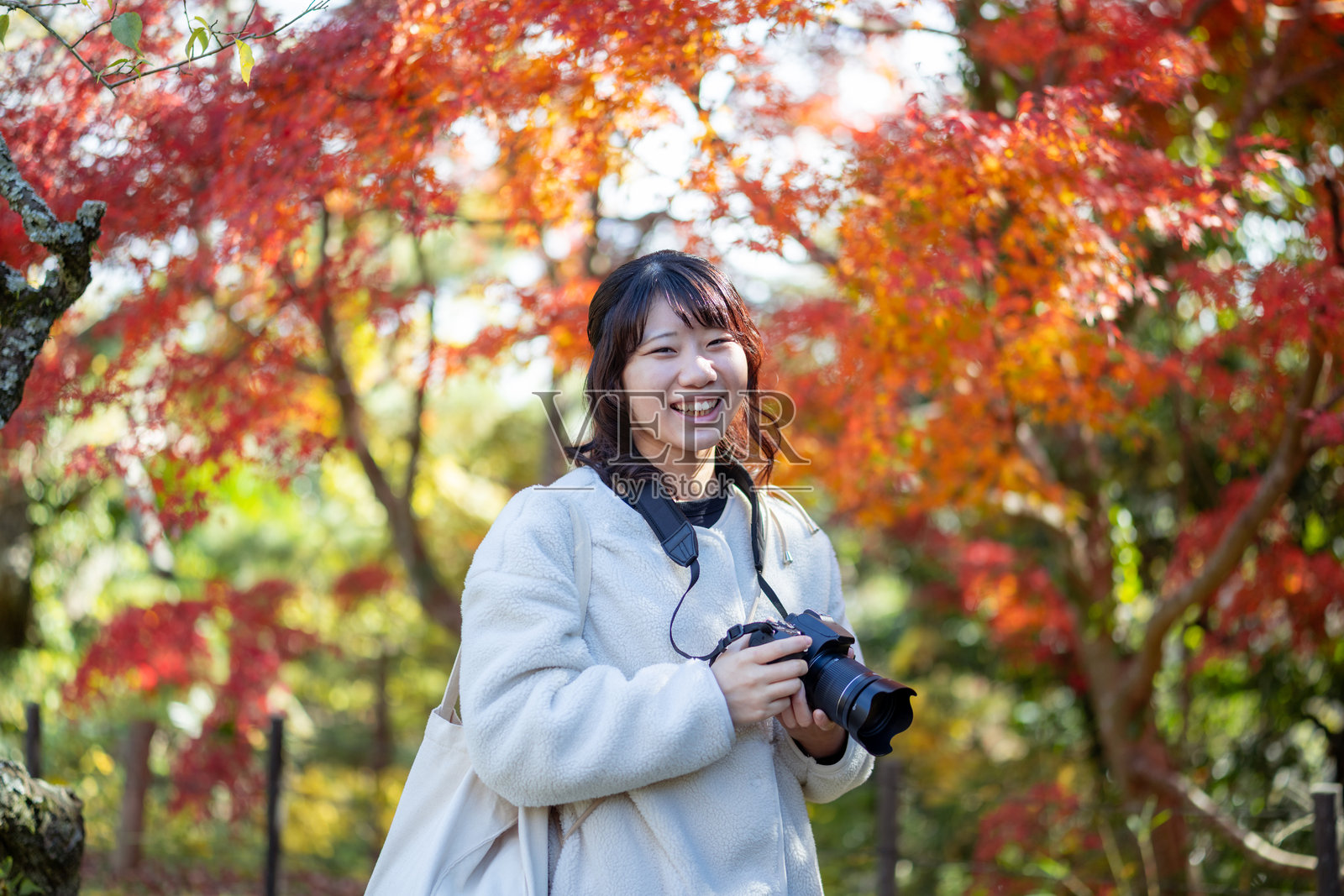 年轻女游客秋叶肖像照片摄影图片
