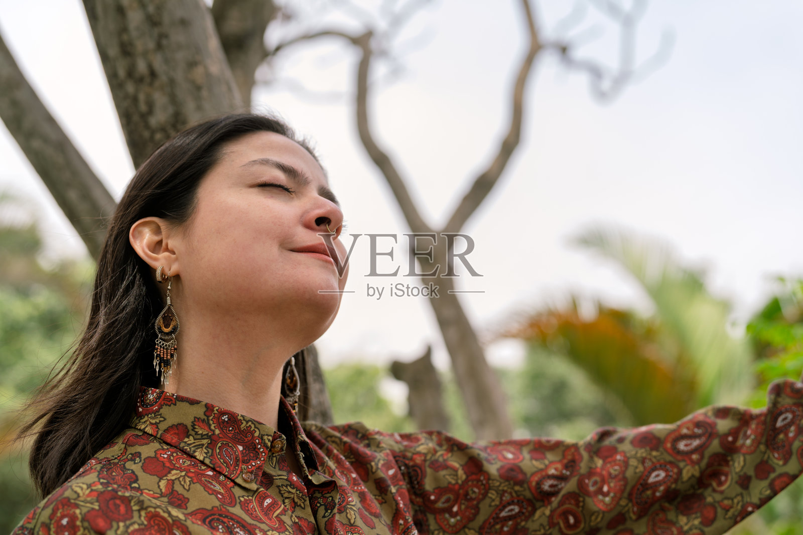 年轻女子在大自然中深呼吸放松照片摄影图片