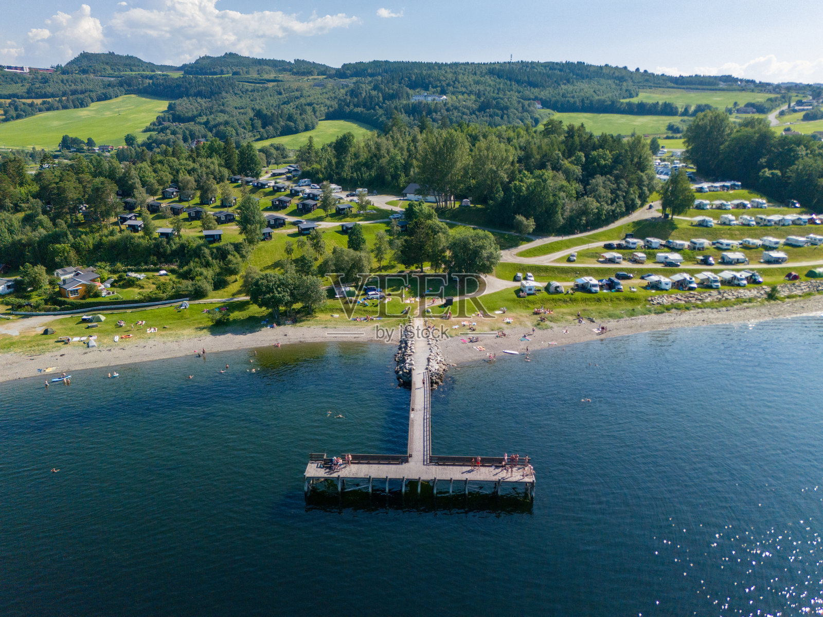 挪威特隆赫姆附近斯托尔桑德农场露营地的航拍图，有桥梁。在一个阳光明媚的夏日。照片摄影图片