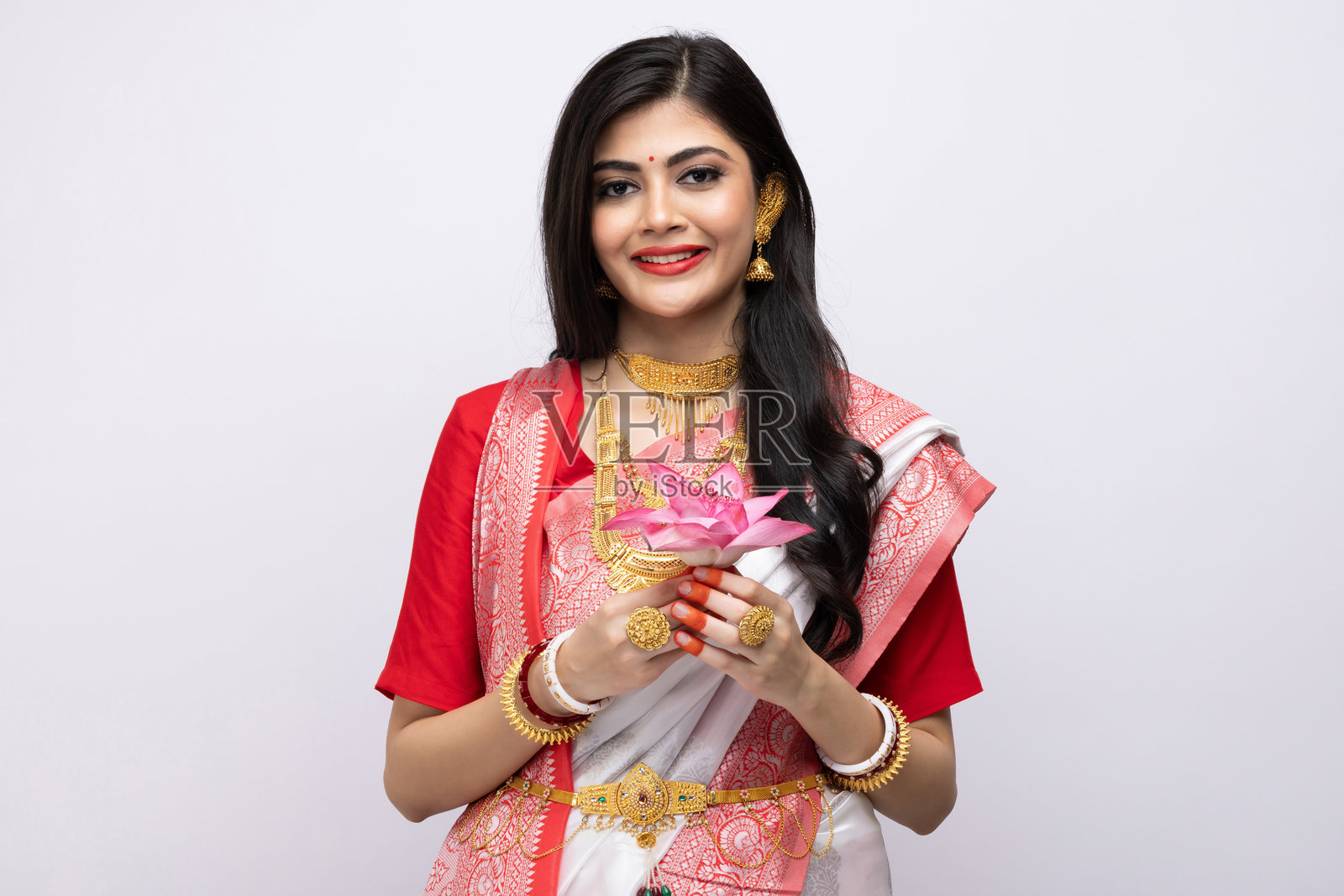 身穿传统服饰的漂亮孟加拉年轻女孩，白色背景下的照片素材照片摄影图片