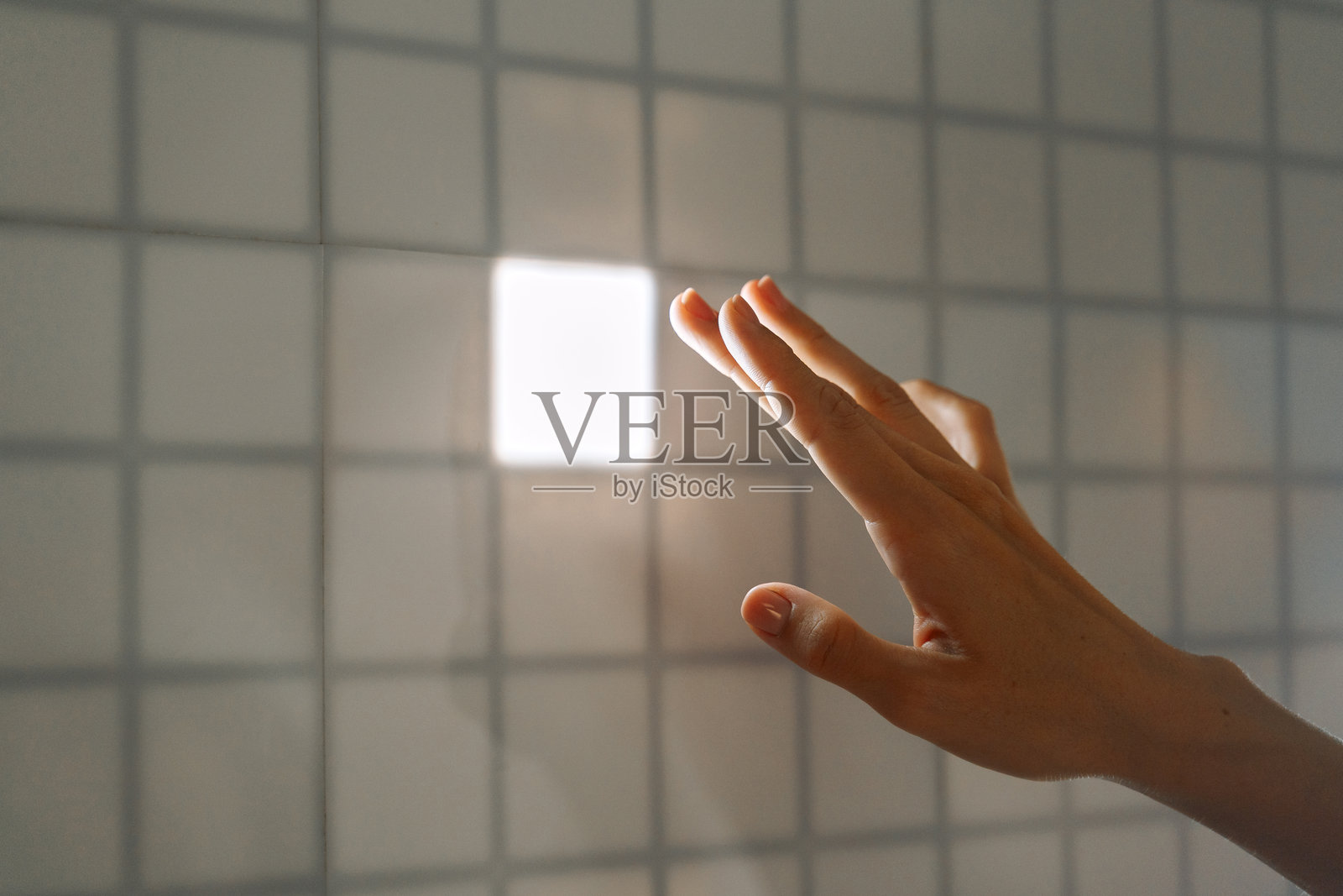 手指触摸互动面板上发光的方块照片摄影图片