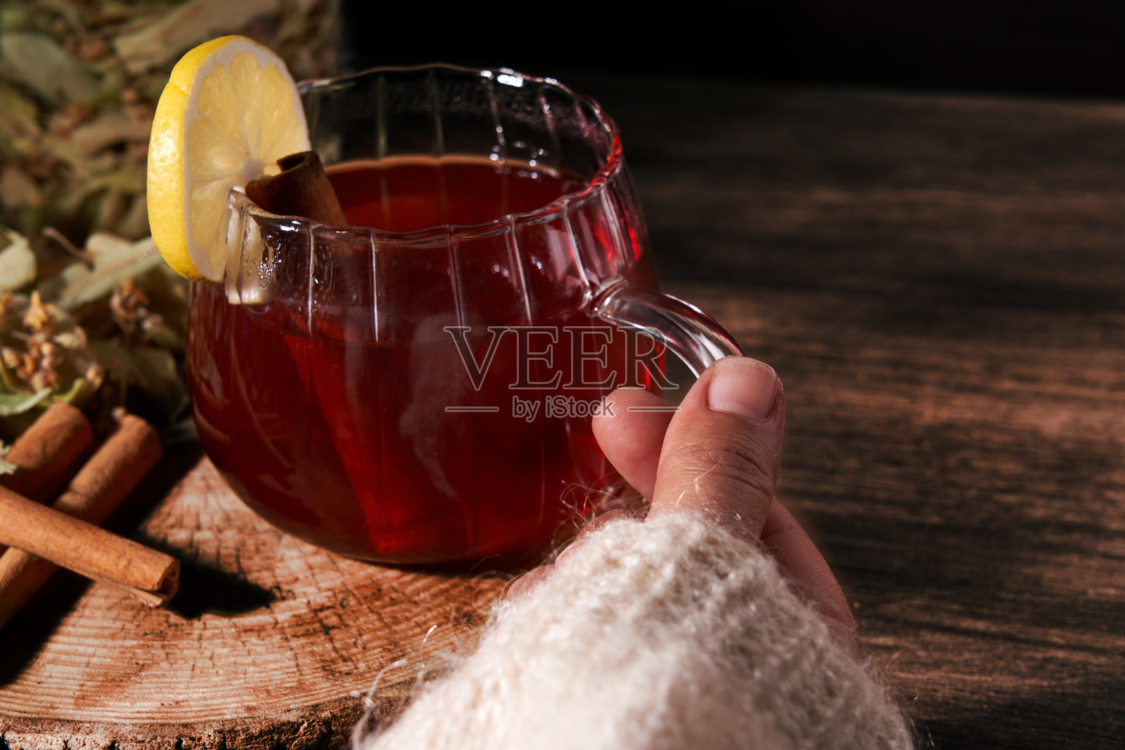 手捧一杯草本茶照片摄影图片