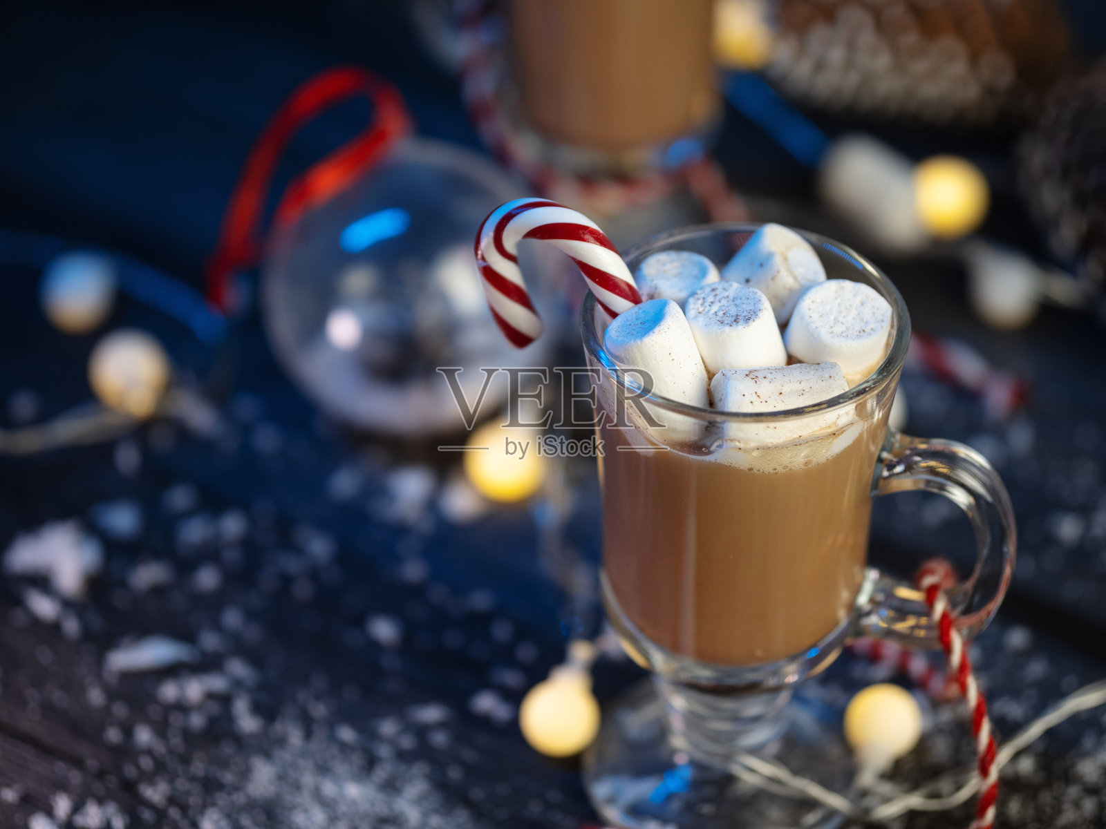 桌上放着热可可和棉花糖，旁边还有圣诞装饰品照片摄影图片