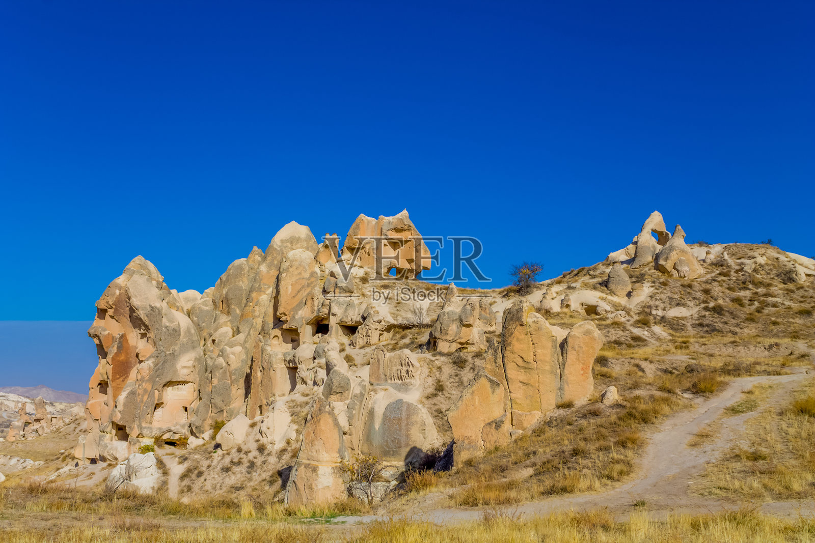 土耳其卡帕多奇亚的岩石构造，晴朗的白昼下，展示着高耸的砂岩烟囱、纹理丰富的悬崖和自然侵蚀形成的形状照片摄影图片
