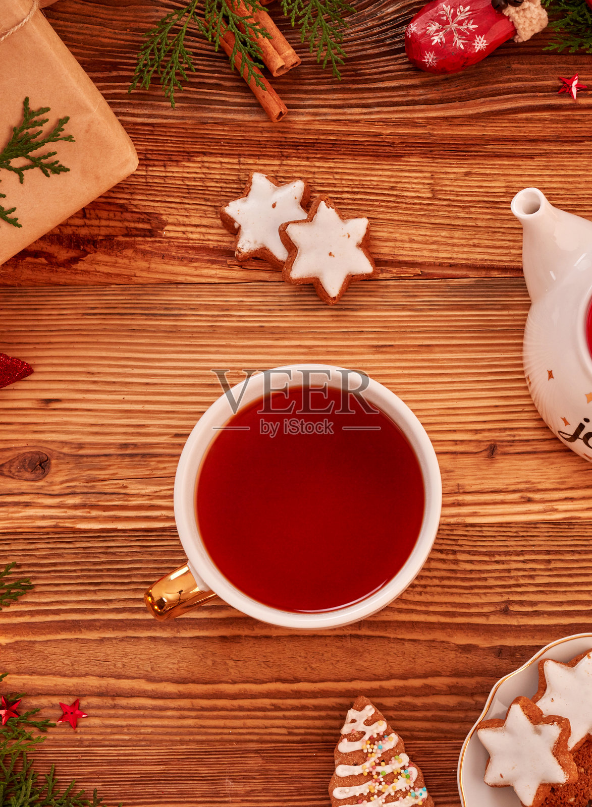 木桌上的茶杯照片摄影图片