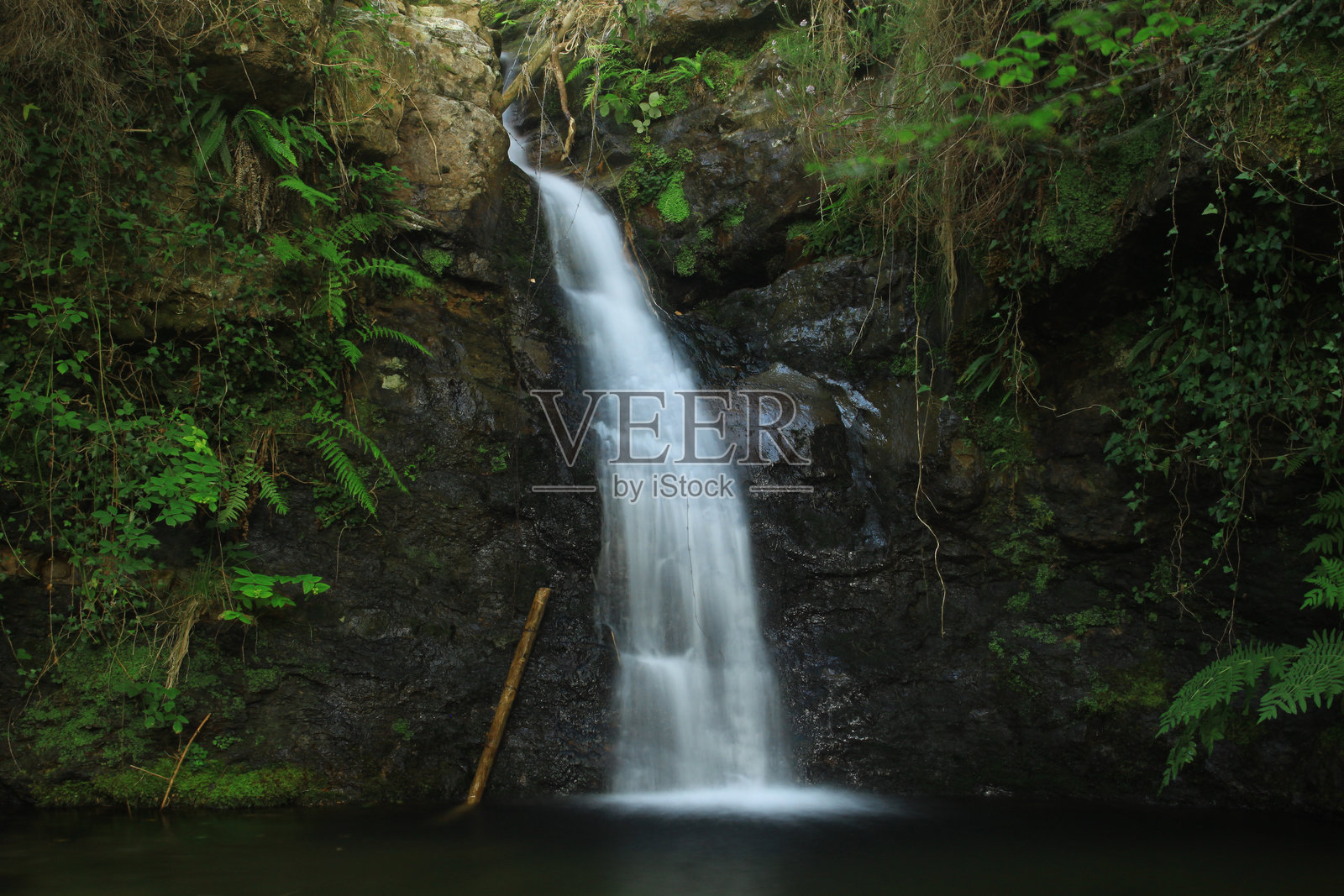 瀑布倾泻入黑暗之中照片摄影图片