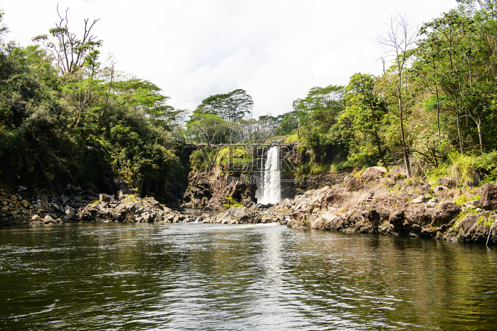 夏威夷大岛希洛的彩虹瀑布照片摄影图片