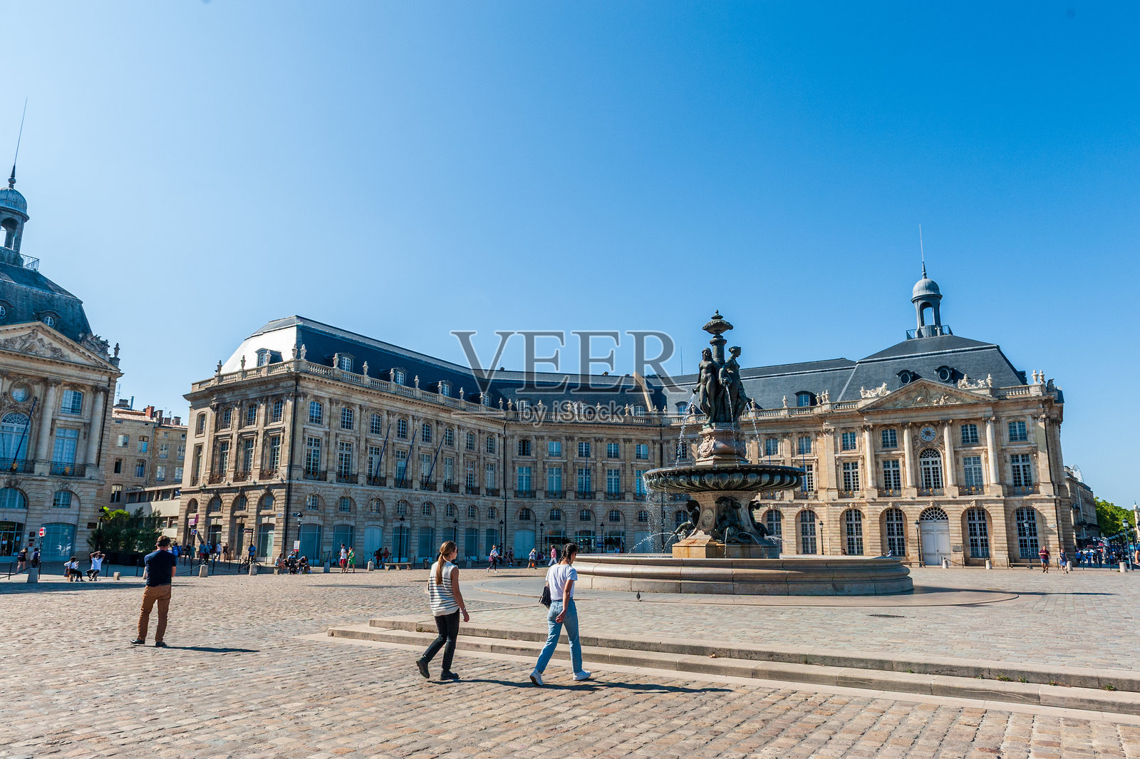 阳光明媚的夏日,波尔多市中心照片摄影图片
