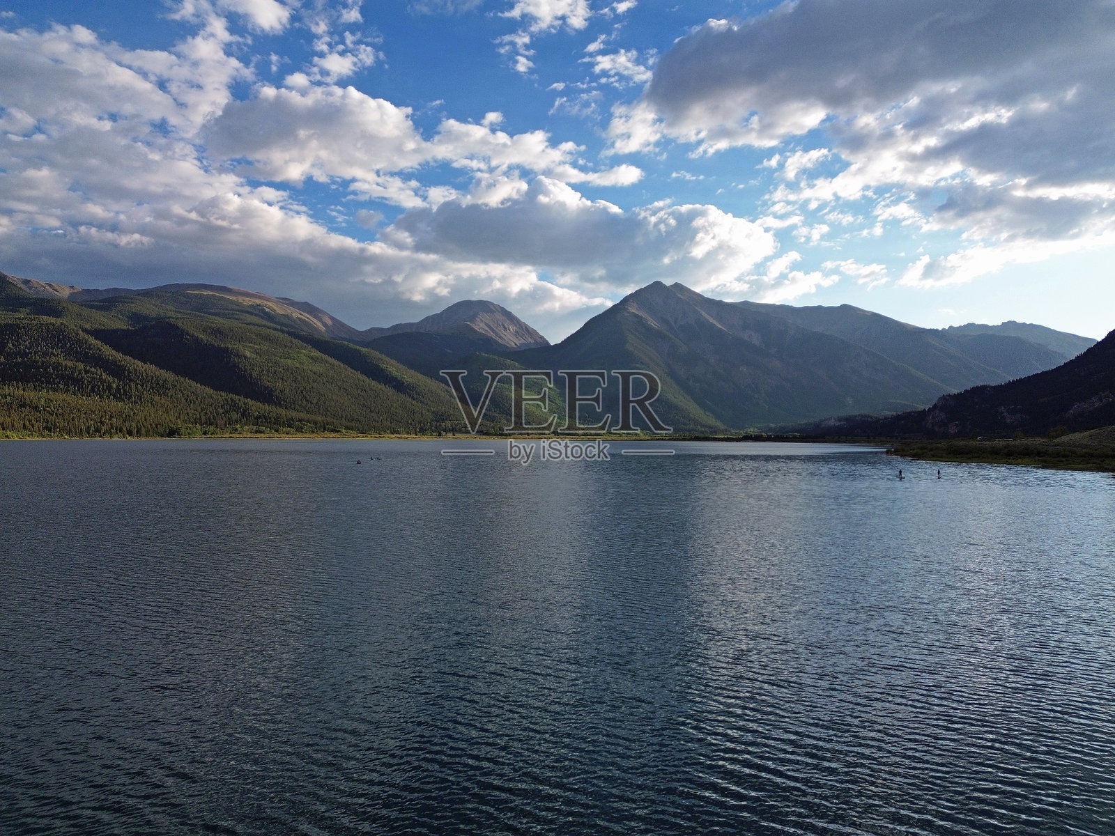 双子湖上的云彩与山峦照片摄影图片