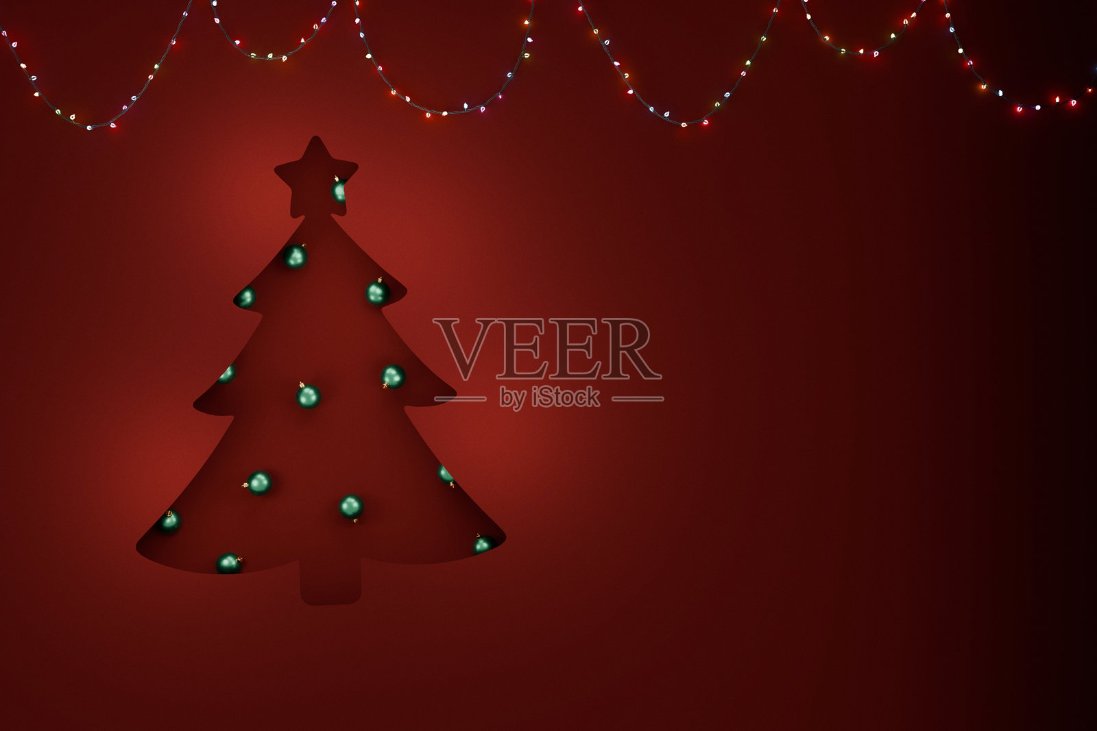 极简节日设计。风格化的圣诞树剪影，绿色灯泡点亮深红色背景。非常适合贺卡、横幅和数字邀请函。圣诞红色背景照片摄影图片
