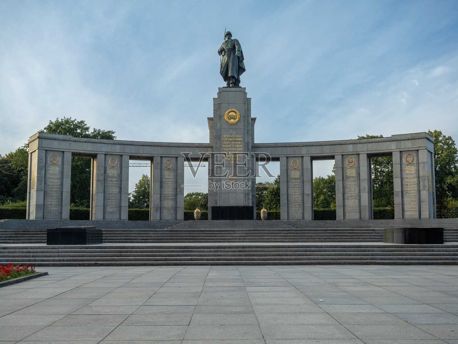 苏联战争纪念碑，在阴沉的柏林天空下，有士兵雕像照片摄影图片