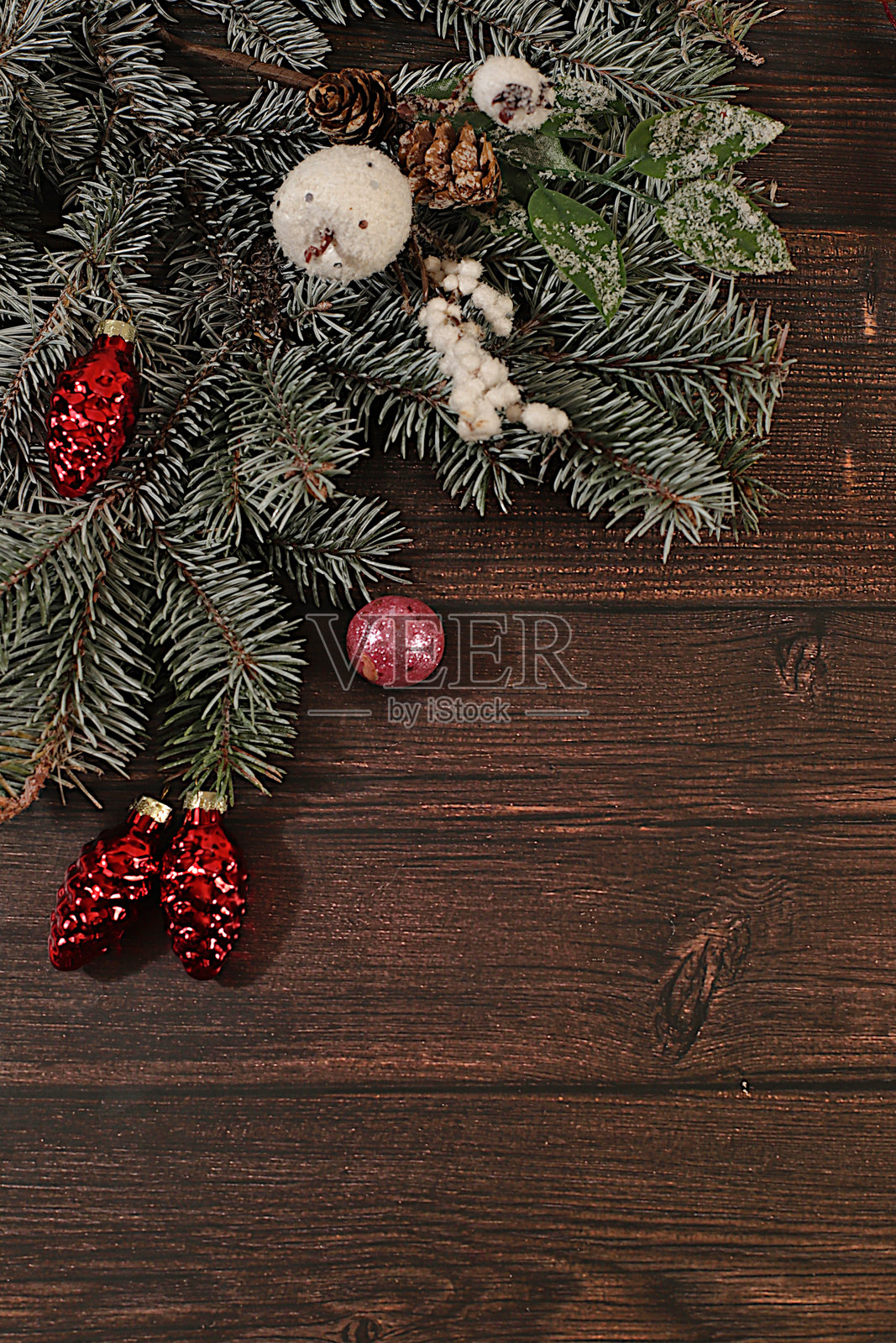屏幕上的节日冬季贺卡和横幅，美丽的圣诞和新年背景，带有灯光、装饰品、玩具和活的杉树枝，节日广告的产品设计，平安夜概念。照片摄影图片