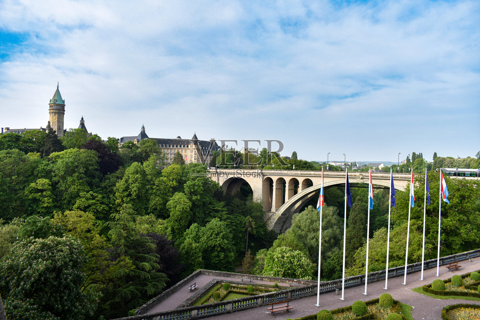 卢森堡市全景，包括阿道夫桥和国家广场观景台照片摄影图片