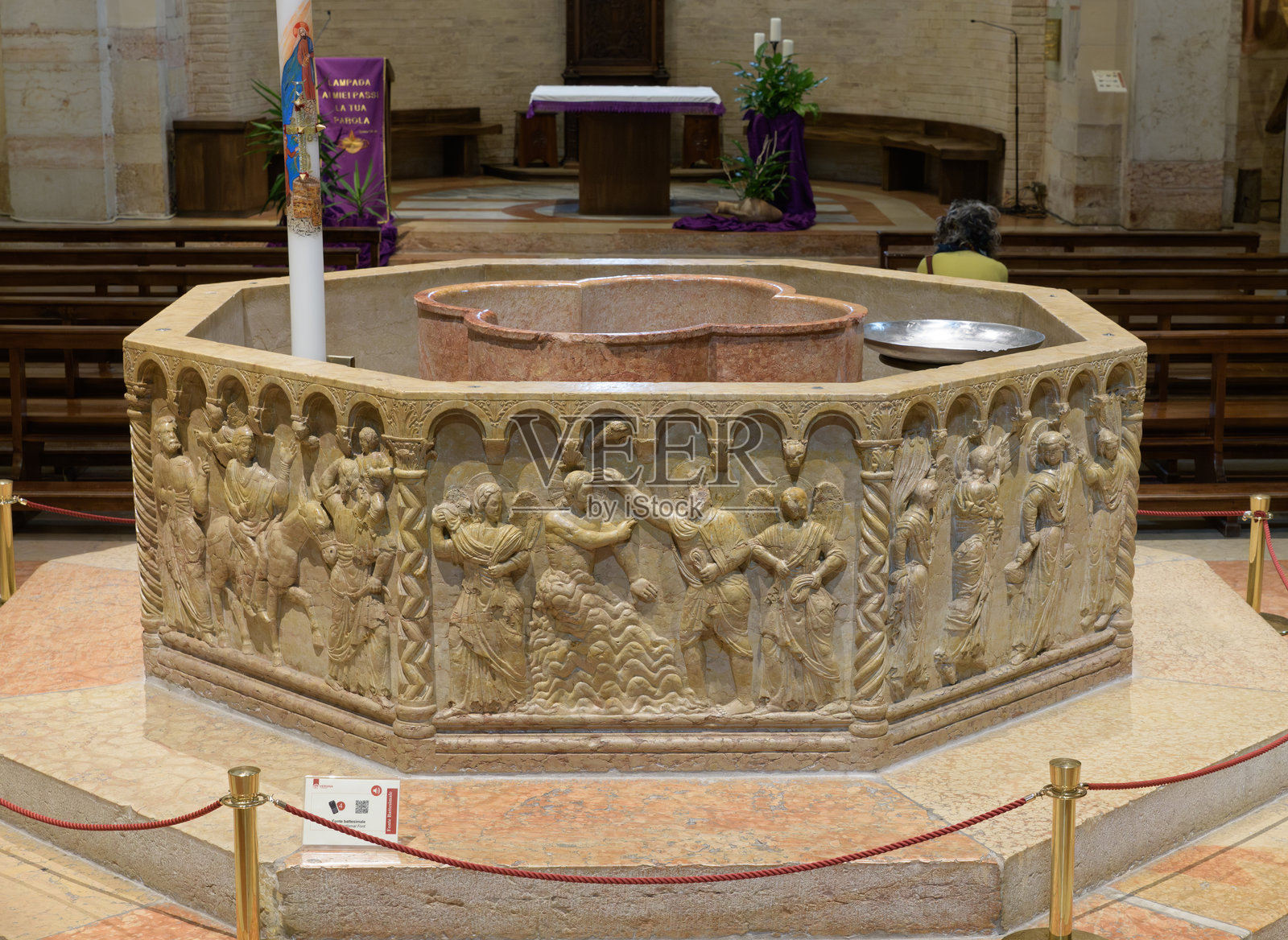 意大利维罗纳圣乔瓦尼丰特洗礼堂，布里奥洛托·德·巴尔内奥（Brioloto de Balneo）创作于12世纪晚期的八角形洗礼池。照片摄影图片