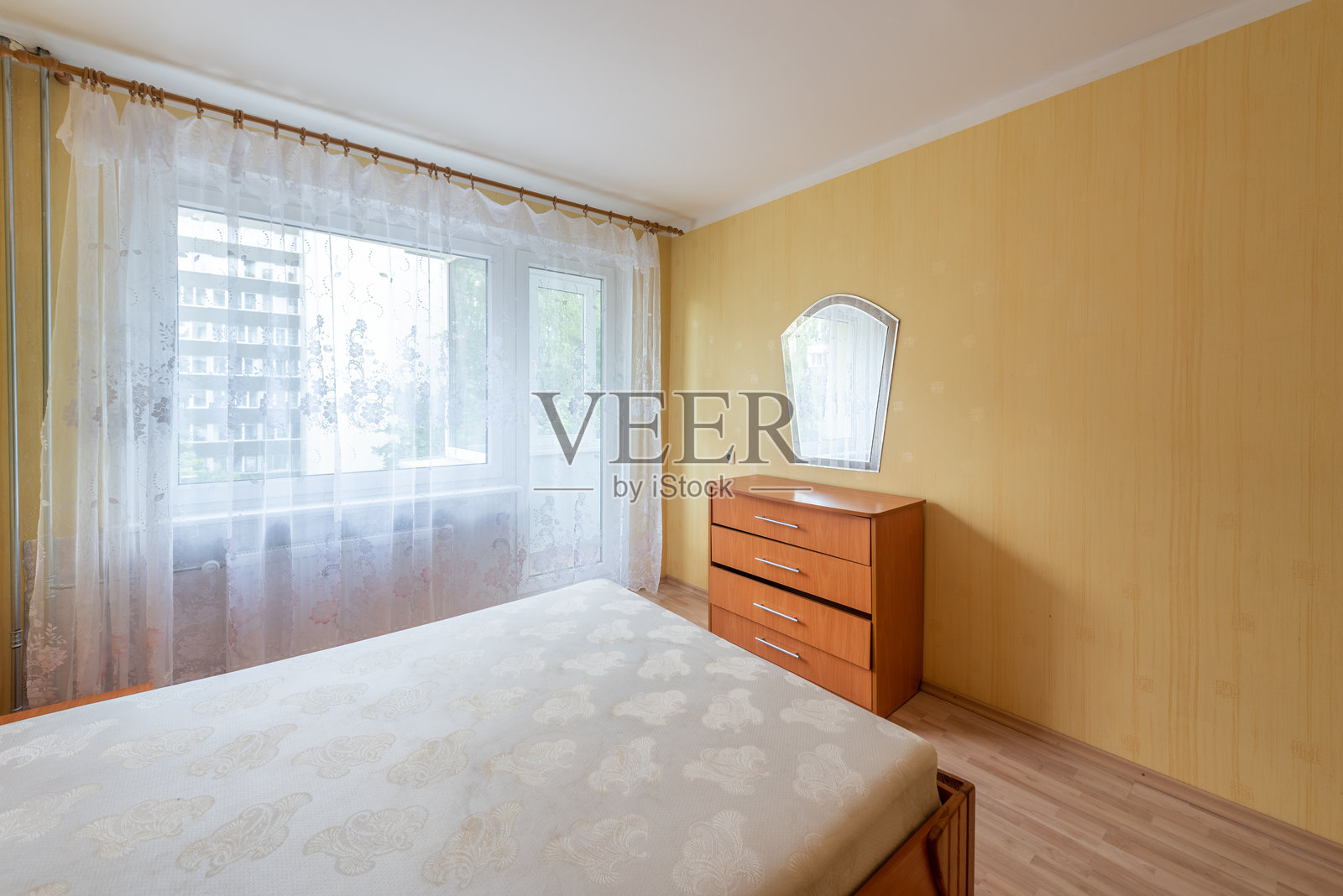 带大窗户以获得自然光的极简主义卧室，配有现代家具照片摄影图片