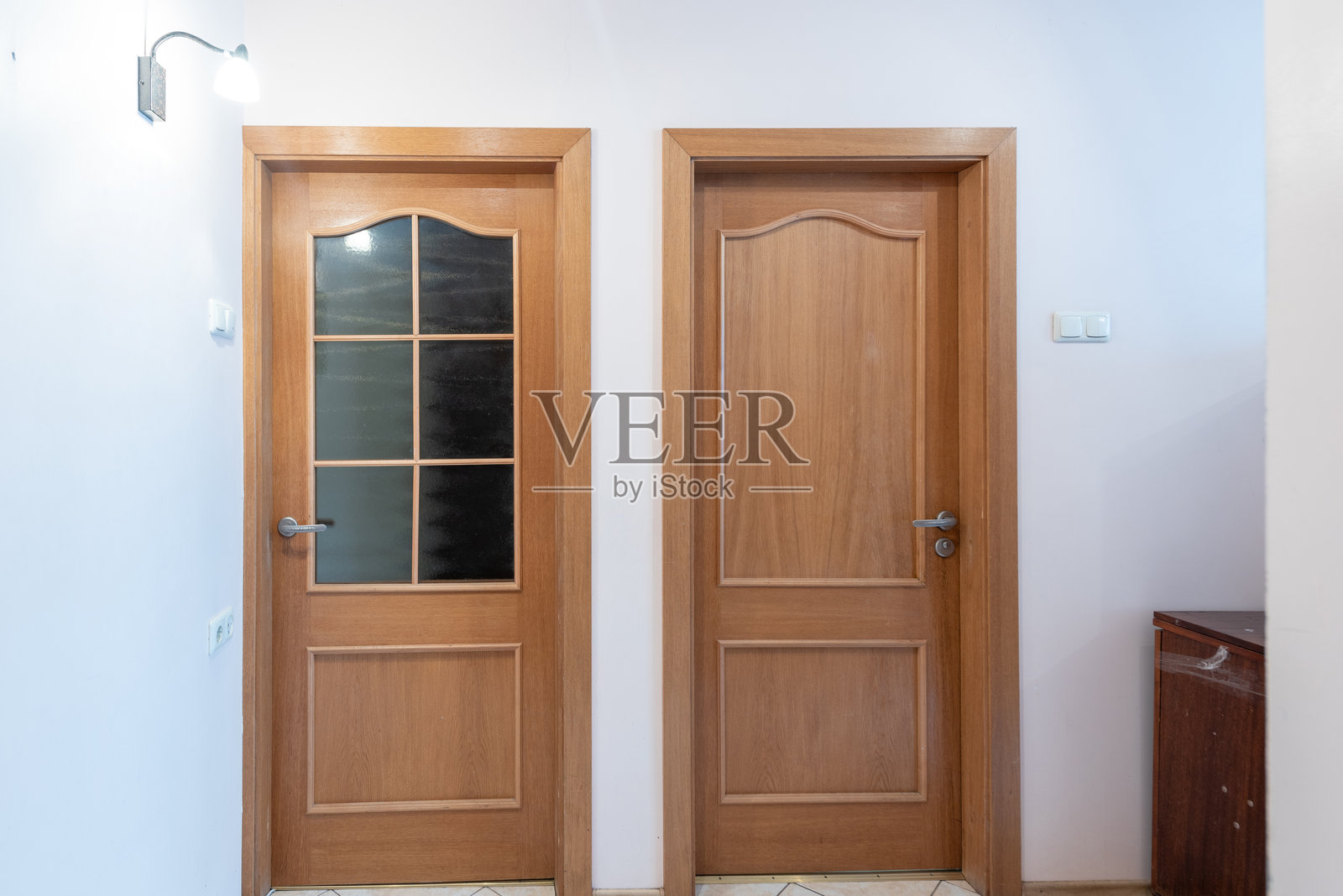 明亮家居室内，自然光下的木门照片摄影图片