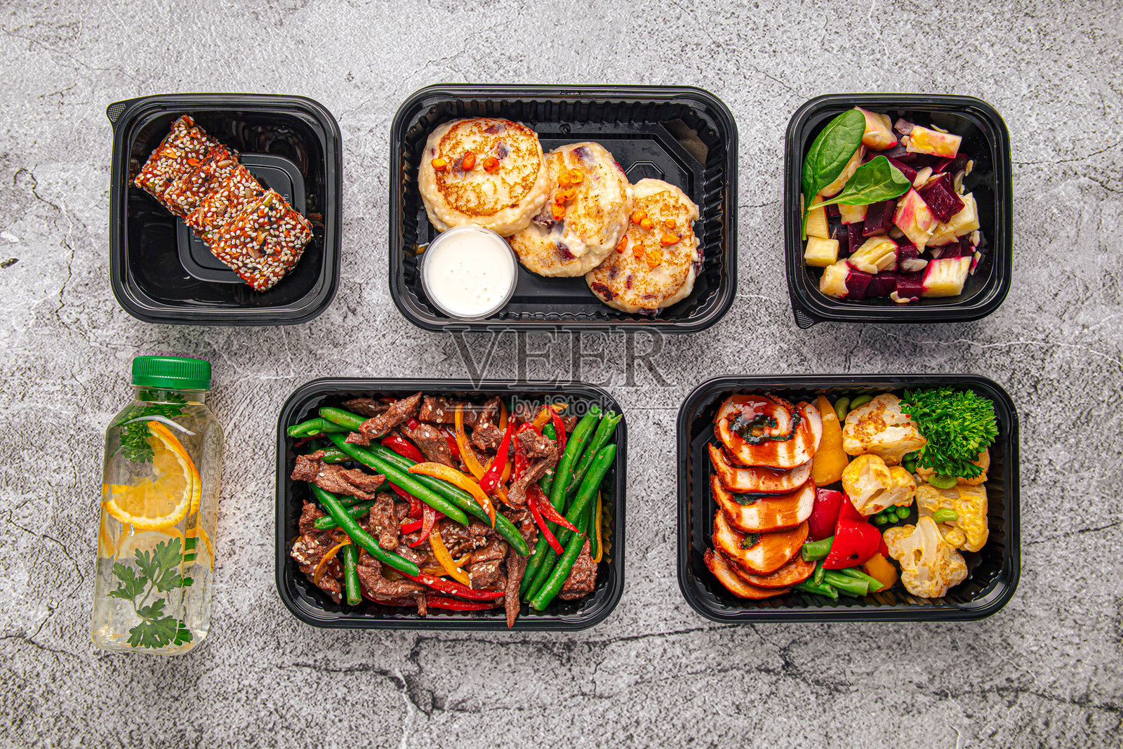 黑色餐盒装的健身餐和饮品照片摄影图片