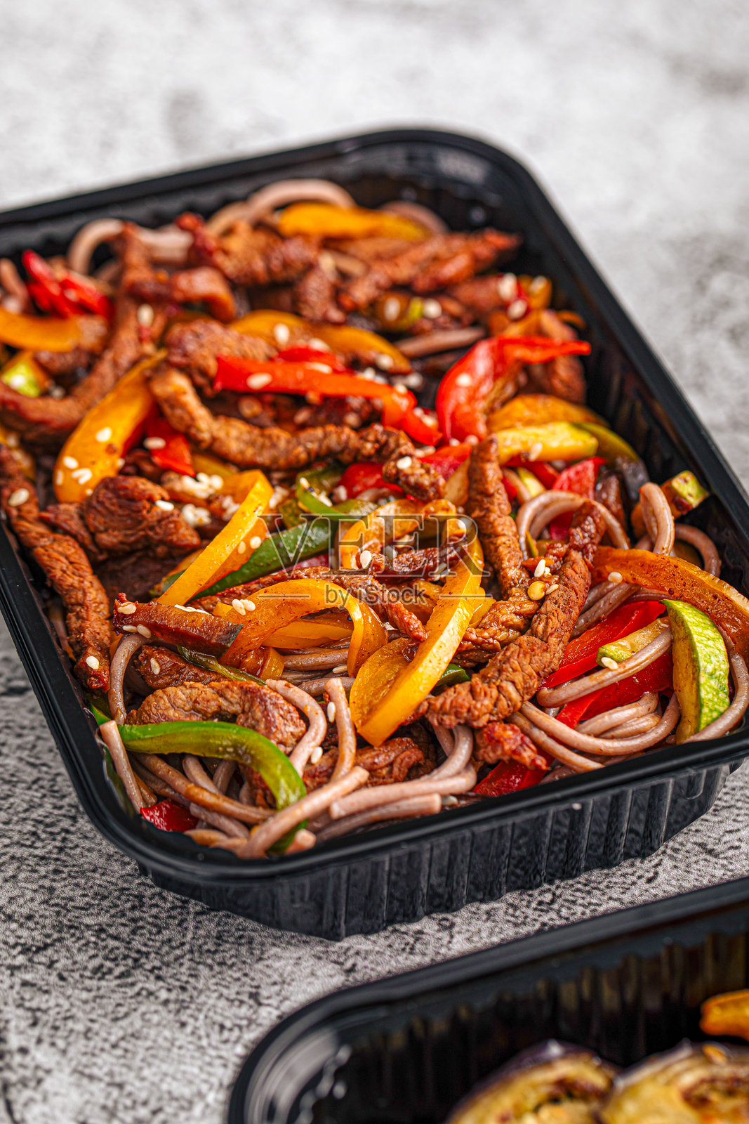 牛肉炒面配什锦蔬菜照片摄影图片