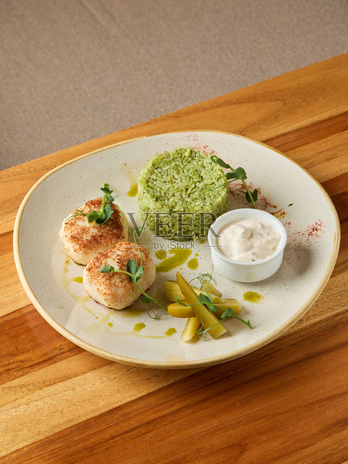 香草米饭煎扇贝，浓郁的香草香气衬托着煎扇贝和风味米饭照片摄影图片