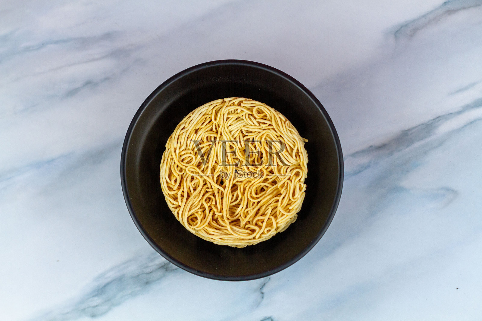 方便面是圆形、干燥、未煮过的即食面条。照片摄影图片