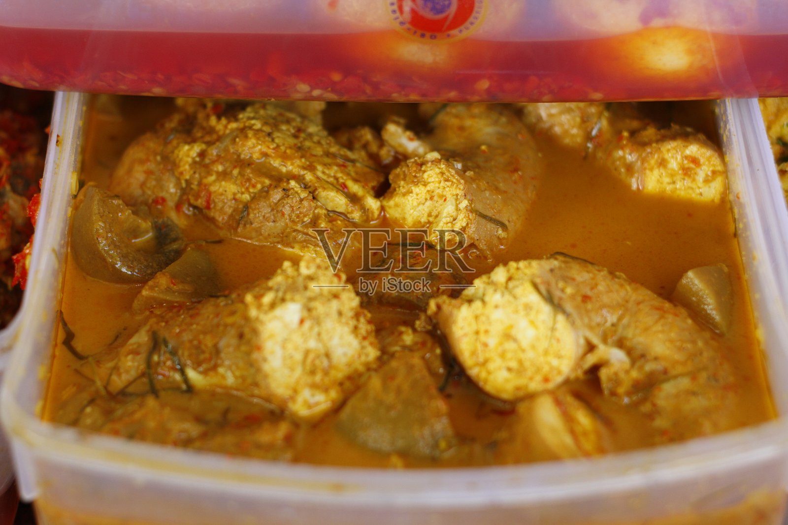 印尼苏门答腊传统美食，配以牛肉、鸡肉、鱼肉和蔬菜等辣味配菜，香料丰富。照片摄影图片