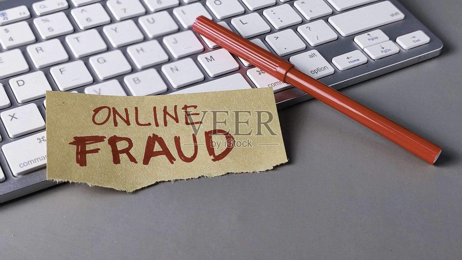 键盘上的网络诈骗警告提示：网络犯罪、互联网安全和数字诈骗概念照片摄影图片