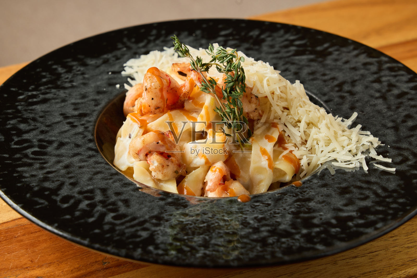 精致的虾配上芳香米饭，美食虾拼盘搭配藏红花香米照片摄影图片