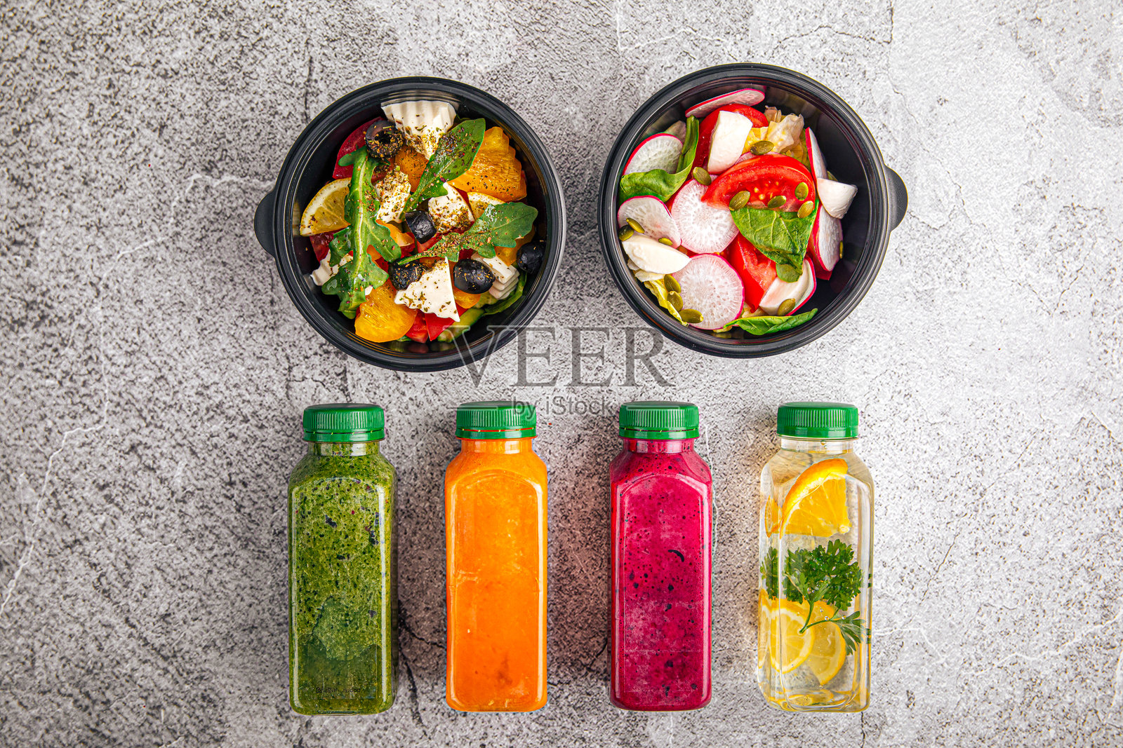 健康沙拉和冰沙外卖盒照片摄影图片