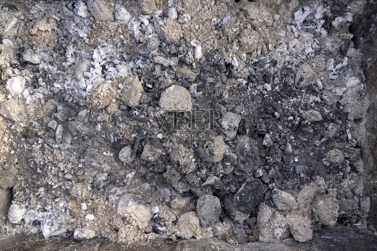 烧烤后木头留下的炭渣，带有大量灰尘和烟雾，特写照片摄影图片