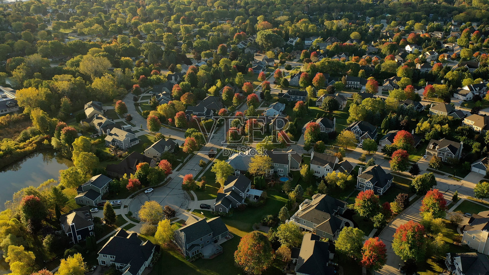 美国中西部航拍，秋季的美国社区，房屋的鸟瞰图，一个小镇照片摄影图片