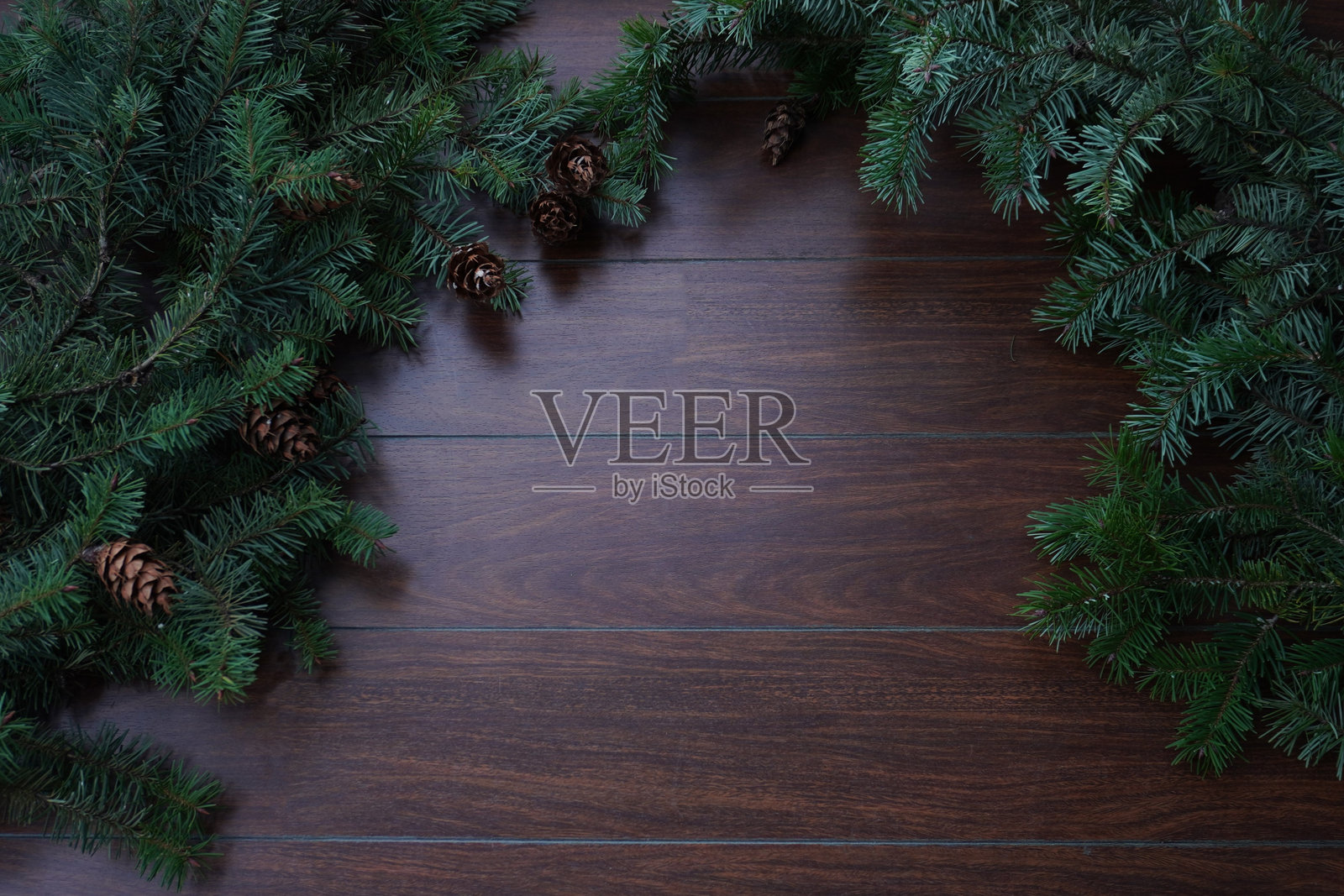 圣诞节期间用于制作圣诞花环的黄杉嫩枝和球果。圣诞节。照片摄影图片