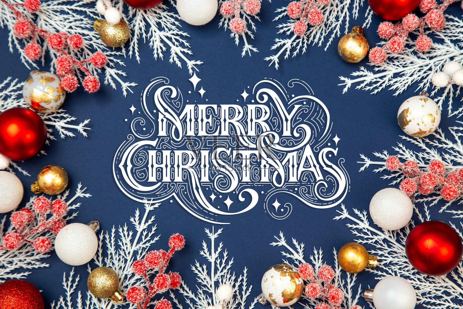 圣诞快乐，新年快乐贺卡、相框和横幅。节日设计。圣诞快乐和新年快乐。圣诞礼物和装饰品，俯视。平面图。照片摄影图片