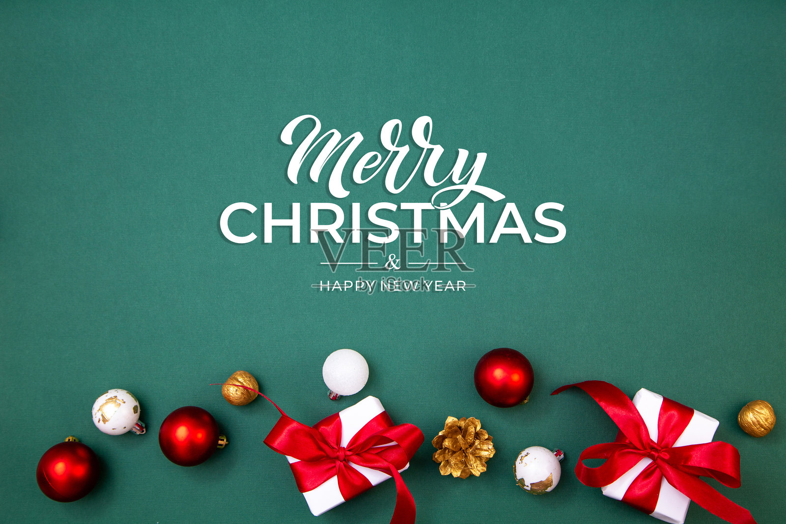 圣诞快乐，新年贺卡、框架和横幅。假日设计。圣诞快乐和新年快乐。圣诞礼物和装饰品，俯视。平面展示。照片摄影图片