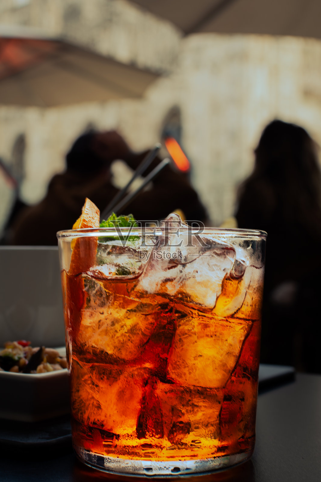 阿佩罗尼格罗尼，经典的意大利开胃酒。照片摄影图片