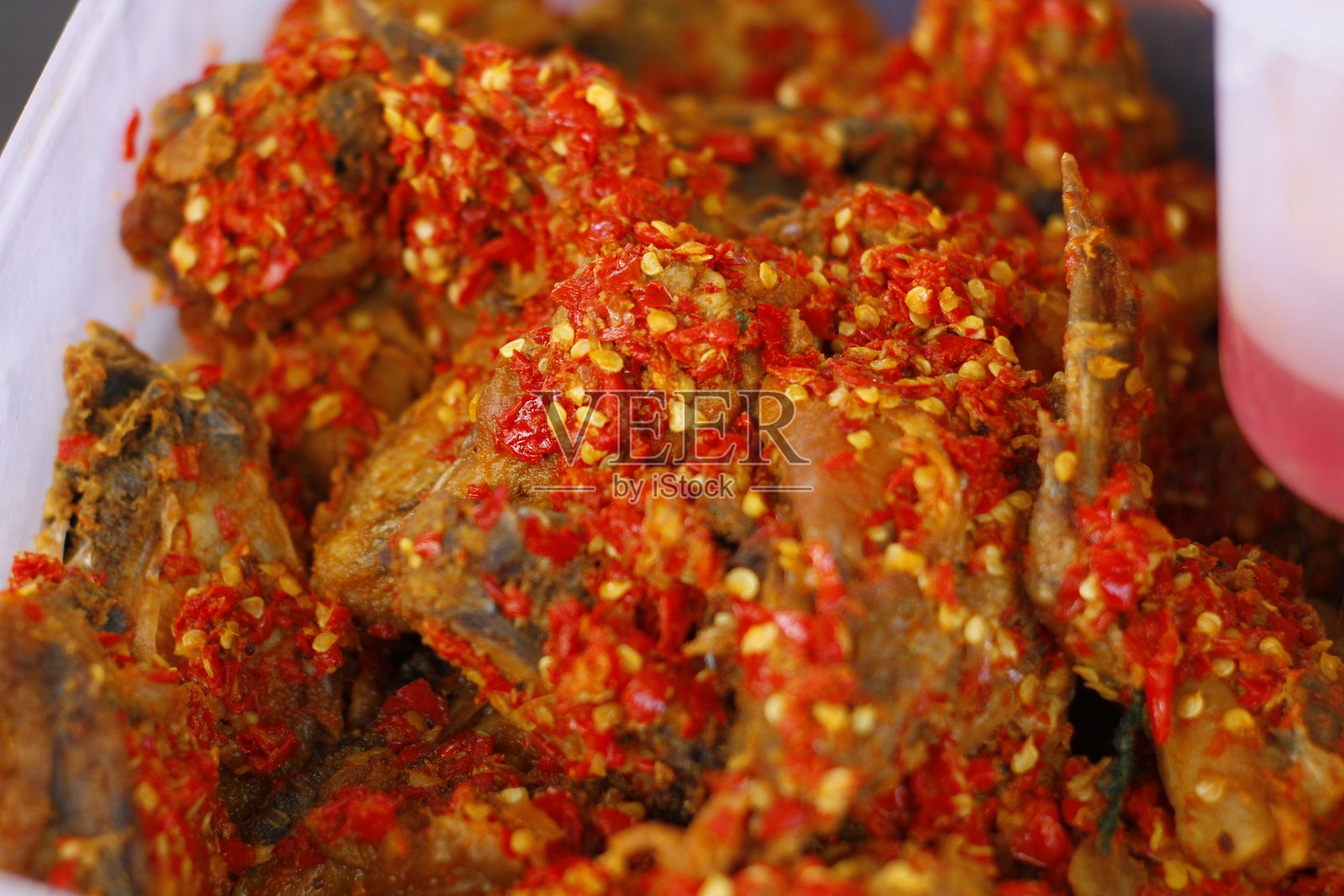 印尼苏门答腊传统美食 nasi padang，配有牛肉、鸡肉、鱼和蔬菜等辛辣配菜，香料味浓郁。照片摄影图片